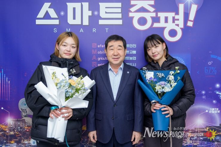 이재영 증평군수 서은지.서은주 선수 격려(오른쪽부터 서은지, 이재영군수, 서은주 선수)