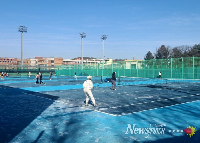 성사체육공원 내 시립 테니스장에서 고양시여성테니스연맹 회원들이 테니스를 치고 있다.