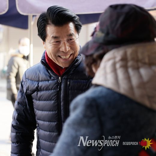 2024년 설 명절을 맞아 전통시장을 방문해 상인들을 격려하는 서강석 구청장