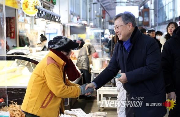 장인홍 구로구청장이 지난달 30일 설을 앞두고 관내 전통시장을 방문해 시장 상인들과 인사를 나누며 애로사항 등을 듣고 있다.