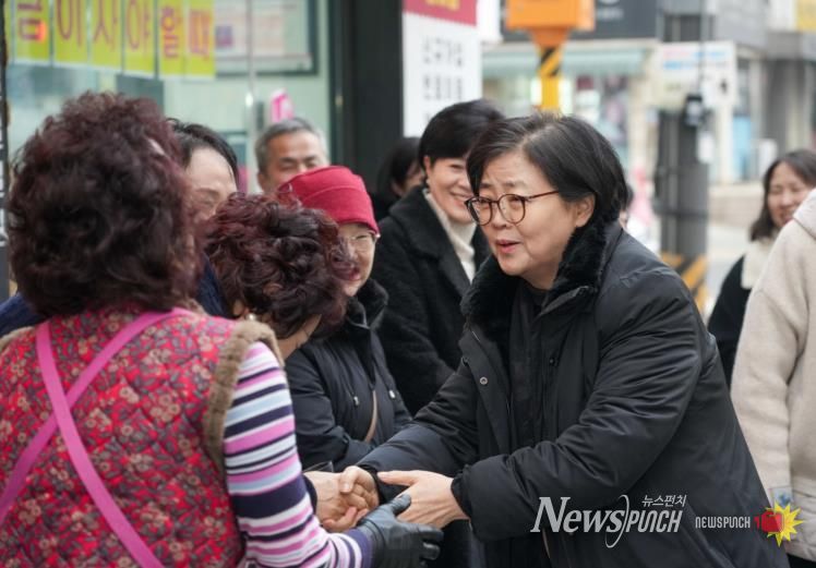 이순희 강북구청장이 설 명절을 맞아 지난 5일 시장을 방문하여 상인들과 소통하고 있다