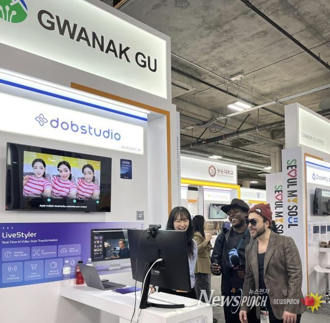 CES 2026 혁신상을 수상한 디오비스튜디오 부스에서 해외 관계자에게 ’라이브 스타일러‘ 기술을 선보이고 있다