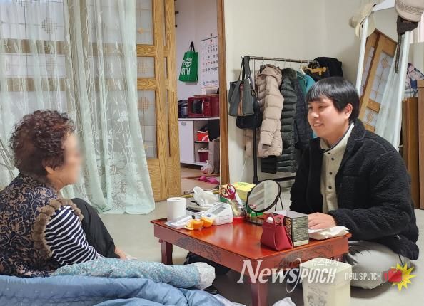 명절 연휴 전 어르신 안부를 미리 확인하는 모습