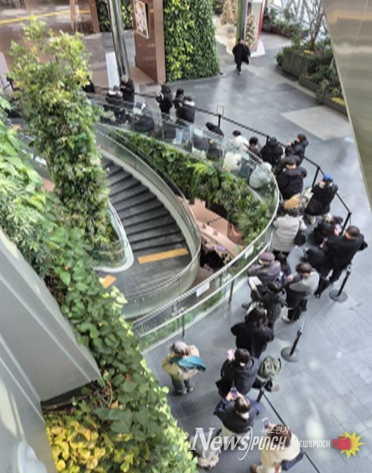 서울갤러리 입장 대기 시민들