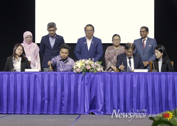 업무협약 (왼쪽부터) 사바주재단 투자법인 비서 조셀린 총, 사바국제컨벤션센터 최고경영자 다툭 하지아 로스마와티 하지 라수키 박사, 사바 주 입법의회 부의장 브리가디어 제너럴 다툭 하지 알 함브라 빈 툰 주하르, 사바주재단 투자법인 회계재무 수석 매니저 조슈아 호, 사바 관광·문화·환경부 차관보 안디 샴수리잘 박사, 고양국제박람회재단 이상열 본부장, 사바컨벤션뷰로 최고경영자 노레다 오트만, 말레이시아 컨벤션 및 전시 주최자·공급업체 협회(MACEOS) 회장 다툭 간디 박사, 고양국제박람회재단 황수아 대리
