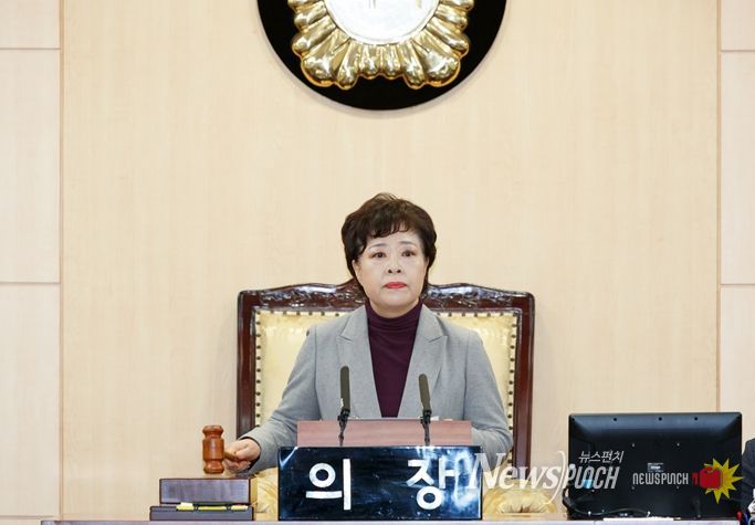 정선희 의장이 제267회 임시회 제2차 본회의를 주재하고 있다