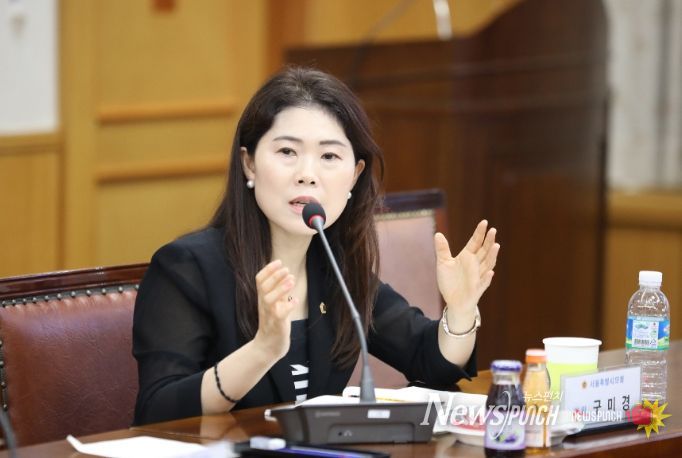 구미경 의원이 회의에 참석하여 발언을 하고 있다.
