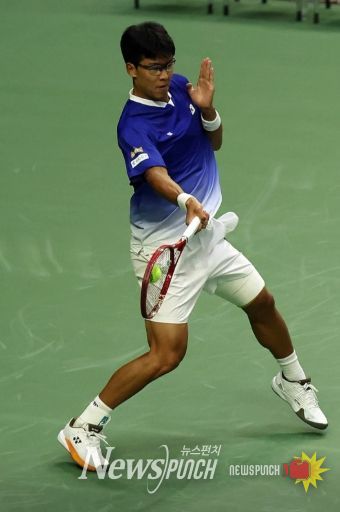 정현 현수가 데이비스컵 테니스대회에서 활약하며 2라운드에 진출했다.