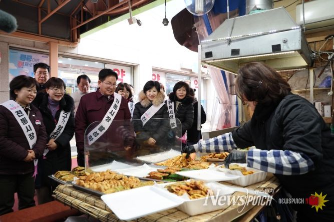 박강수 마포구청장이 아현시장을 찾아 설 명절 음식들을 살펴보고 있다.