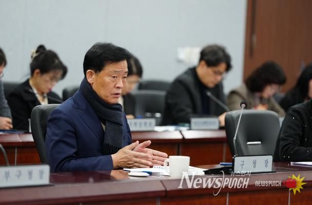 9일 현안정책회의에서 이승로 성북구청장이 설 명절을 앞두고 구민의 불편이 없도록 만전을 기할 것을 당부하고 있다.