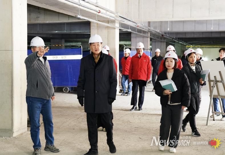 삼청제1공영주차장 공사 현장을 방문한 정문헌 구청장의 모습(2024년 12월)