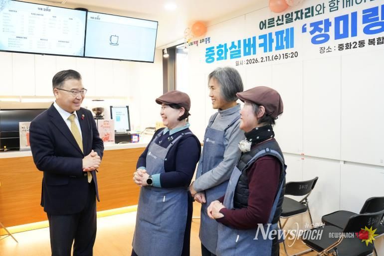 어르신 바리스타와 이야기를 나누는 류경기 중랑구청장