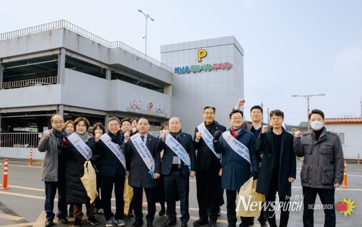 해남군의회, 설맞이 전통시장 장보기와 사회복지시설 위문