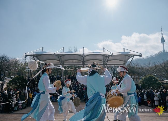 남산골한옥마을에서 설맞이 사물놀이 공연(2025년)