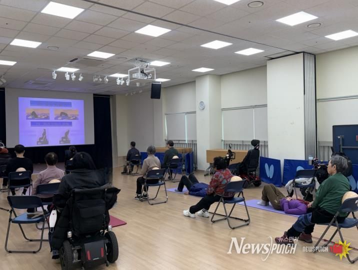 사회복지관에서 장애인들이 그룹재활운동 프로그램에 참여중이다.