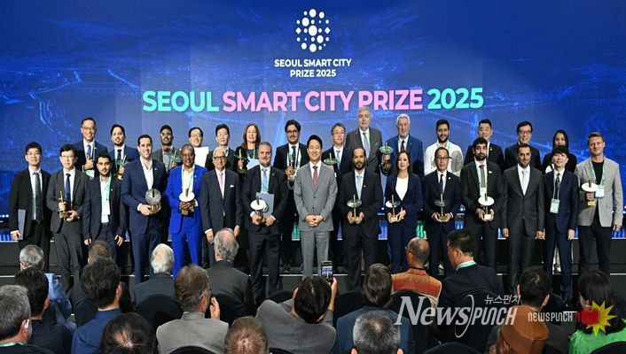 2025년 9월 30일 ‘서울 스마트도시 상’ 시상식에서 수상자들이 기념촬영을 하고 있다.