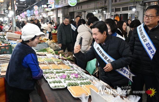 박정현 군수, 전통시장 방문