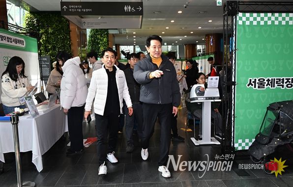 오세훈 서울시장이 16일(월) 서울시청 1층 로비에서 열리고 있는 ‘설맞이 서울체력장 팝업’을 둘러보고 있다. 서울체력장 팝업은 설 당일 포함 18일(수)까지 진행된다.