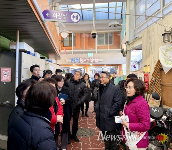 박희영 용산구청장이 후암동 현장소통에서 공중화장실 위생상태를 점검하며 주민들의 건의를 듣고 있다.