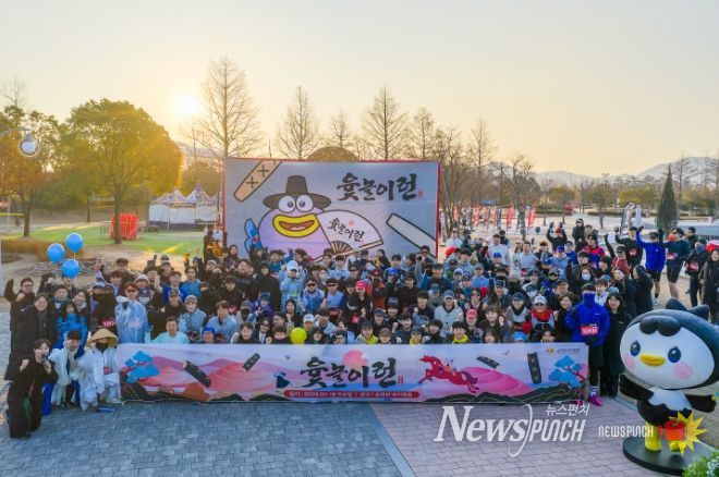 설 연휴 마지막 날인 18일 순천만국가정원에서 열린 ‘윷놀이런’ 행사 참가자들이 기념촬영을 하고 있다