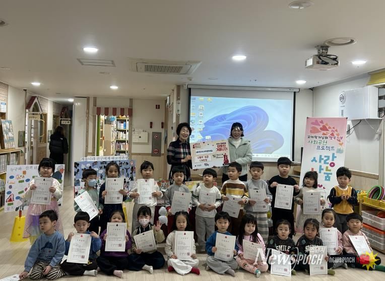 답십리1동 꼬마 작가들의 기부식 기념 촬영.