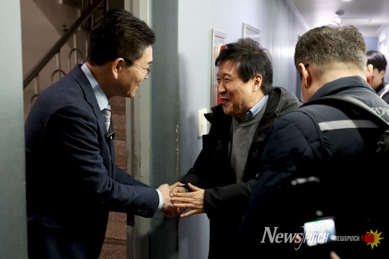 지난 14일 정원오 성동구청장이 전국 최초로 성동구에서 추진 중인 ‘고시원 친환경 고효율 보일러 지원사업’ 관련 현장을 방문해 고시원 운영자와 인사를 나누고 있는 모습