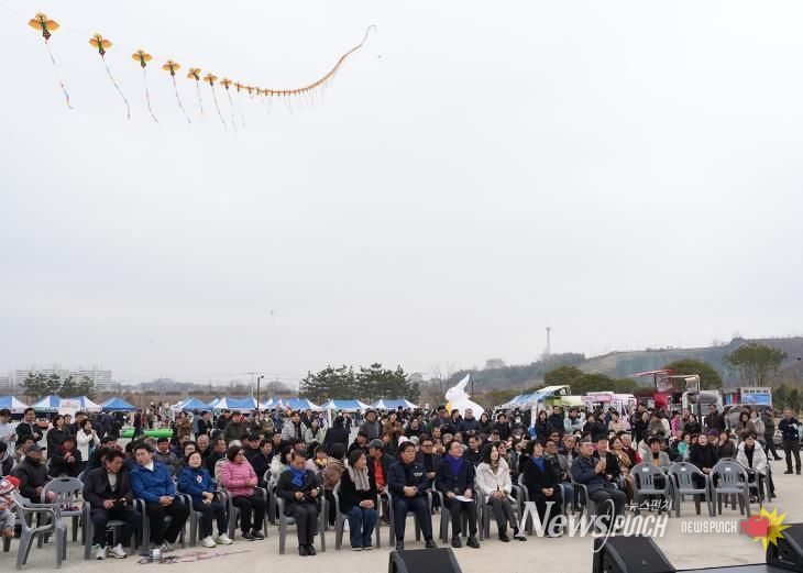 지난 14일부터 이틀간 영산강정원 일원에서 열린 ‘2026 설맞이 연날리기 축제’에 총 5천여 명이 방문했다.(사진 제공-나주시)