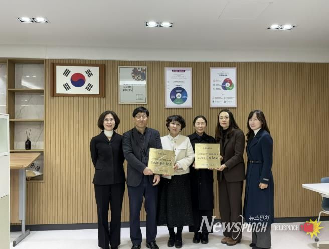 군포의왕교육지원청, '2025 1교 1인성브랜드 우수학교' 현판 시상식 개최