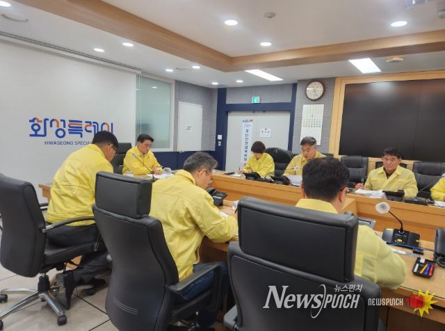 윤성진 제1부시장이 재난안전대책본부 긴급회의를 주재하고 있다.