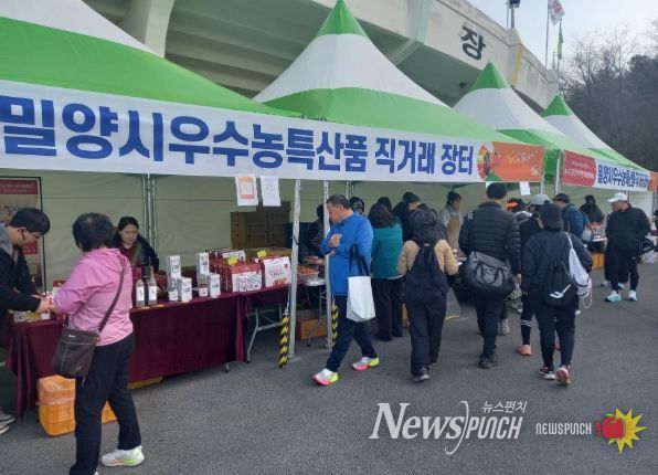 - 제22회 밀양아리랑마라톤대회 방문객과 시민들을 대상으로 청렴 홍보 부스를 운영하고 있다.