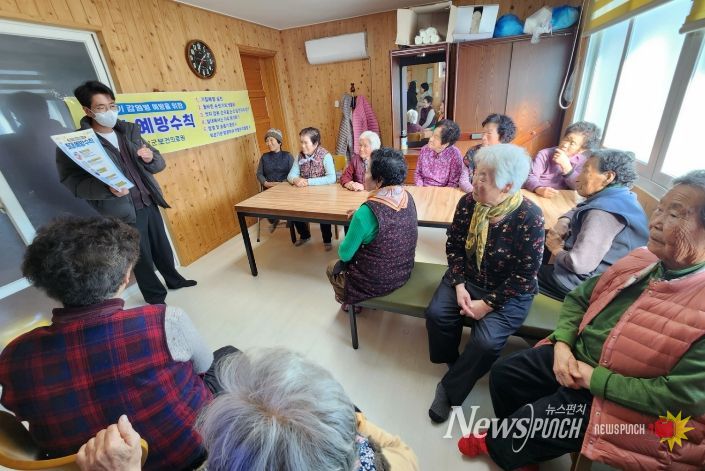 곡성군보건의료원 관계자가 마을 경로당에 방문해 감염병 예방 교육을 추진하고 있다.