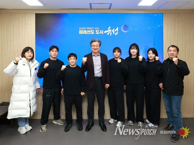 24일 유성구청 레슬링팀 선수단이 기념촬영을 하고 있다. / 왼쪽부터 홍향래 코치, 유선호 선수, 김성권 선수, 정용래 유성구청장, 조수빈 선수, 오채은 선수, 이나현 선수, 유배희 감독