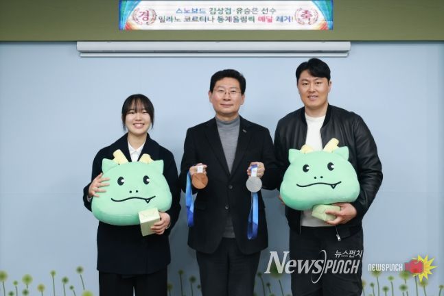 이상일 시장과 동계올림픽 메달리스트인 김상겸, 유승은 선수가 24일 시장실에서 기념사진 촬영을 하고 있다.