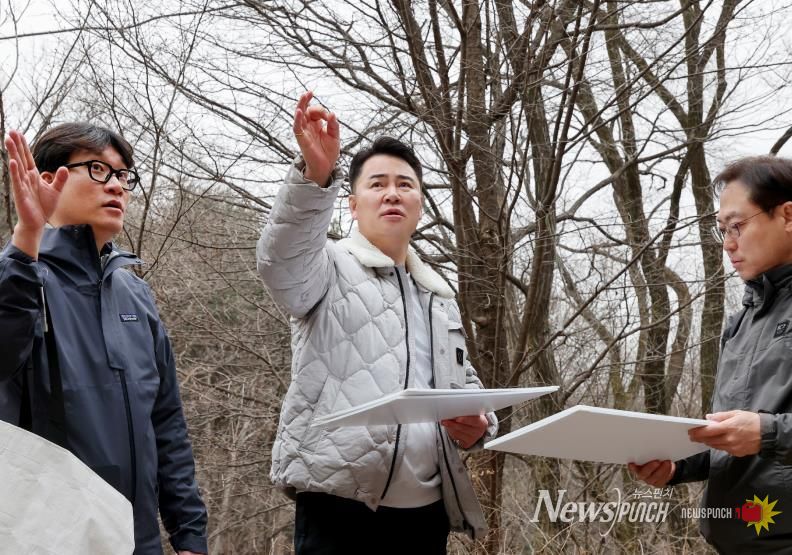오언석 도봉구청장(가운데)이 도봉산 원통사 일대 등반 구간 주요 시설물 안전점검을 주관하고 있다