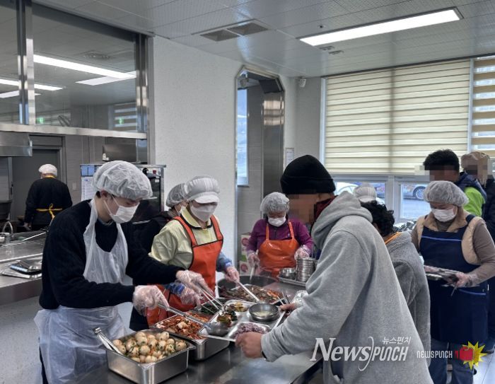 진도군 주민복지과 등 배식 자원봉사 통해 따뜻한 이웃사랑 실천