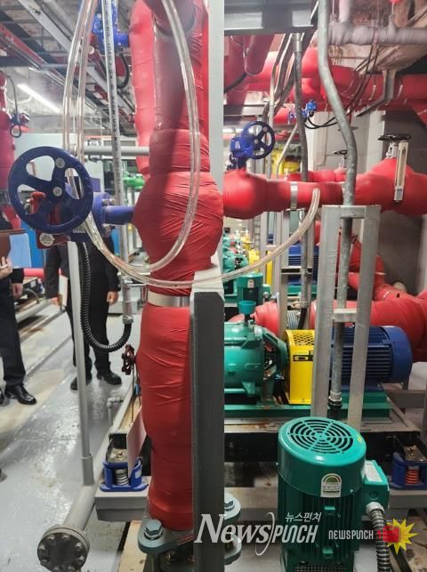 송파구가 관내 준초고층 건축물을 대상으로 화재 안전 관리 합동점검을 하고 있다.