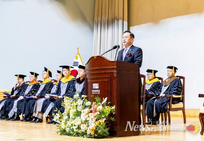 ‘2026년 서울시립대 학위수여식’ 참석한 이승복 부위원장