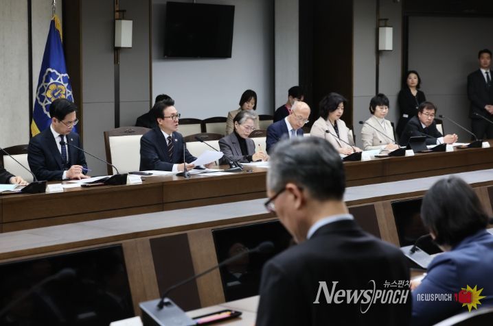 김민석 국무총리가 25일 세종 다솜로 정부세종청사에서 열린 세종특별자치시지원위원회의를 주재하고 있다.