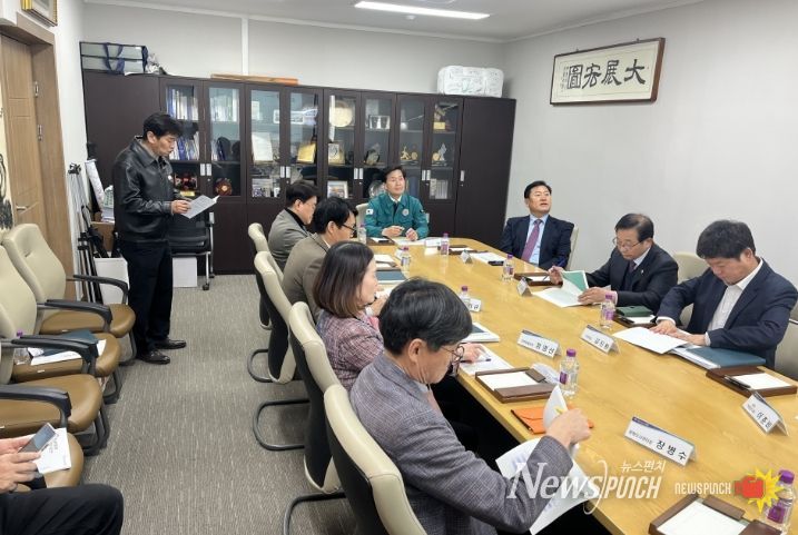 시청 민원접견실에서 ‘사명대사 역사·문화권 활성화 지역특화 발전 전략 수립 연구 용역’ 착수보고회를 진행 중이다.