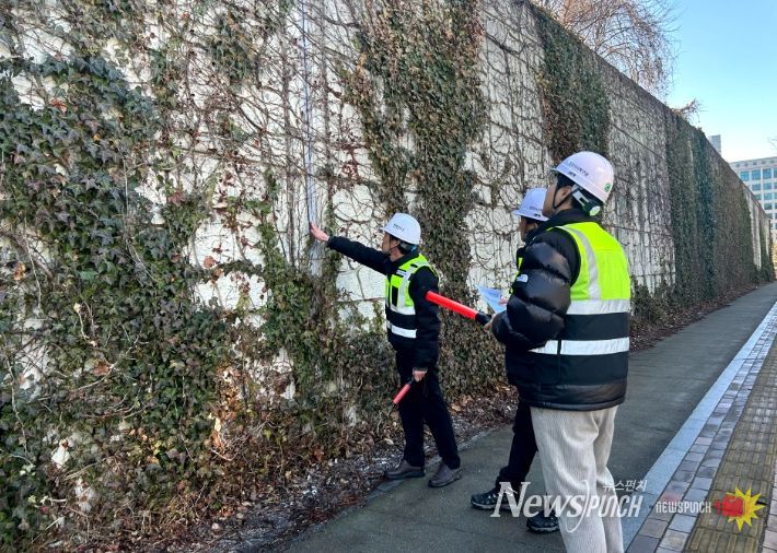 1. 정지석 천안시 서북구 건설과장이 해빙기 대비 안전점검을 실시하고 있다.
