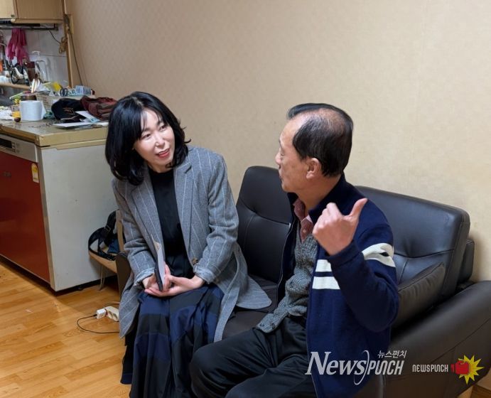 1. 윤은미 천안시 복지정책국장이 26일 독립유공자 유족 자택에 방문해 위문하고 있다.