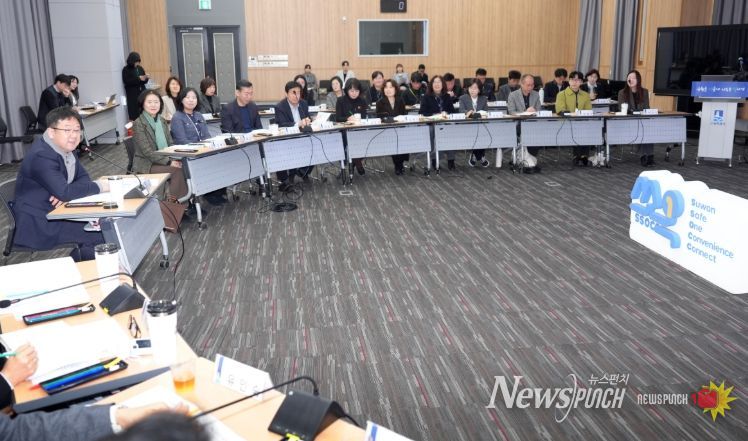 수원시가 ‘수원시 1인 가구 지원사업 부서 간담회-쏘옥(SsOcC)토크’를 열고 있다.