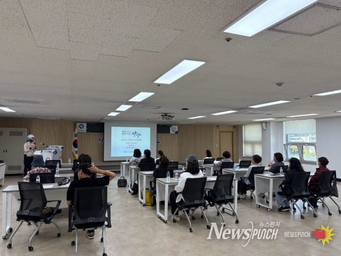 2025년에 실시된 무료 자전거 상설교육에서 참가자들이 자전거 안전법규 등 기초 이론을 배우고 있다