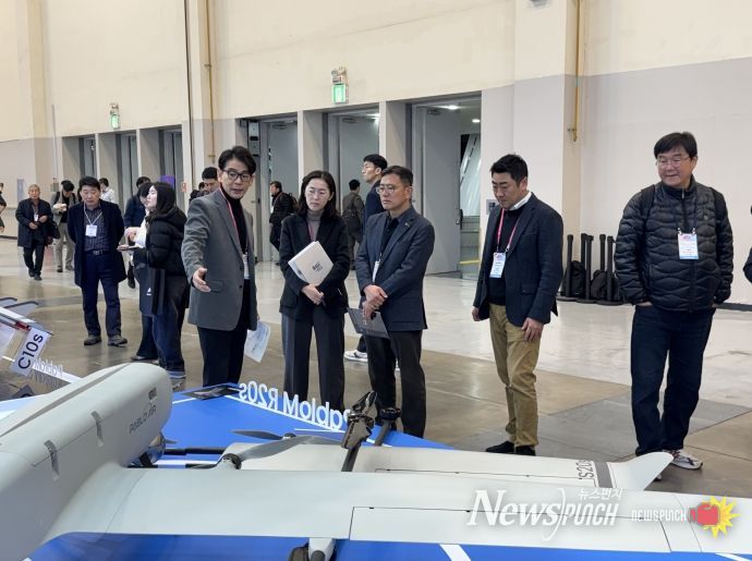 드론쇼코리아 1(왼쪽부터 파블로항공 대표 이원찬, 충북경자청 에어로폴리스팀장 이재숙, 충북경자청 투자유치부장 임영택, 청주대 무인항공기학과 교수 문정호)