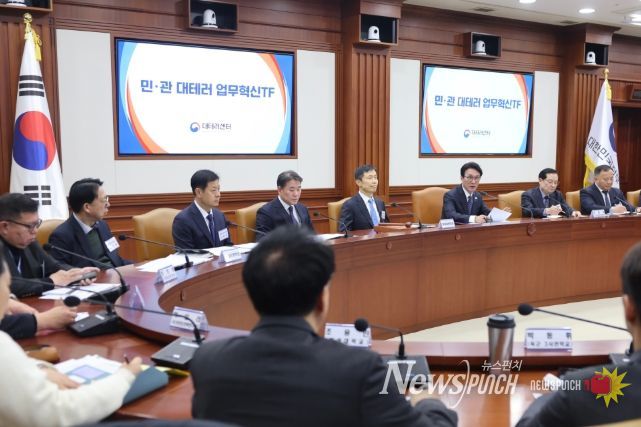 김민석 국무총리가 26일 세종대로 정부서울청사에서 열린 민·관 대테러 업무혁신 TF 2차 전체 회의를 주재하고 있다.