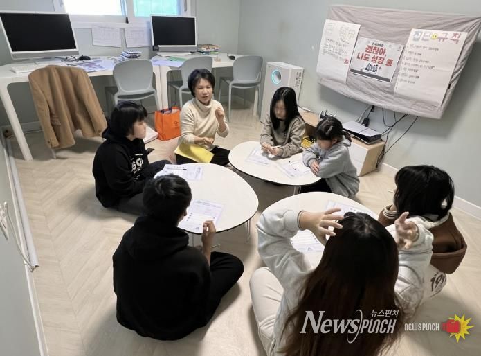 프로그램에 참여한 소원면 예비 중학생들의 활동 모습.