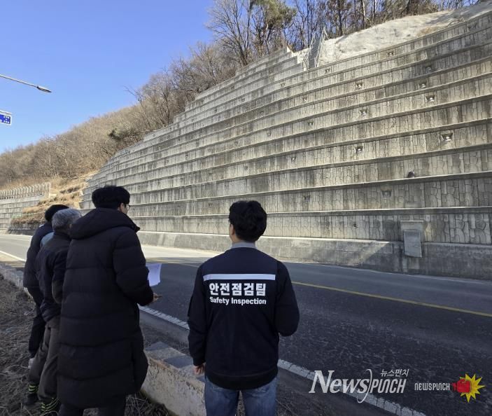 25일 관계 공무원과 민간 전문가가 합동으로 상록구 팔곡일동 산64-8번지 일원에서 옹벽에 대한 해빙기 안전점검을 진행하고 있다.