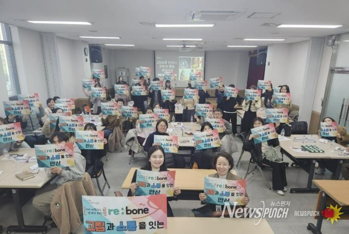 25일 안산시청 제3별관에서 열린 '고독사 예방 및 관리사업 간담회'를 마치고 참석자들이 기념촬영을 하고 있다.