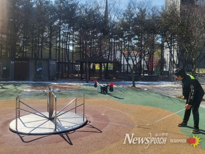 1. 지난해 어린이놀이시설 점검 모습.