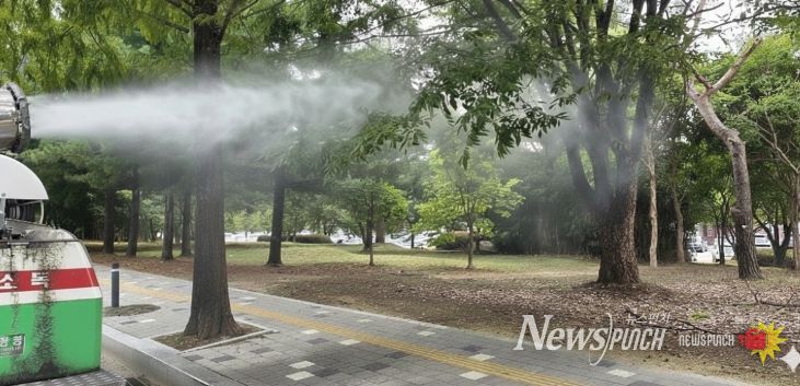 1. 천안시 감염병대응센터가 방역을 진행하고 있다.